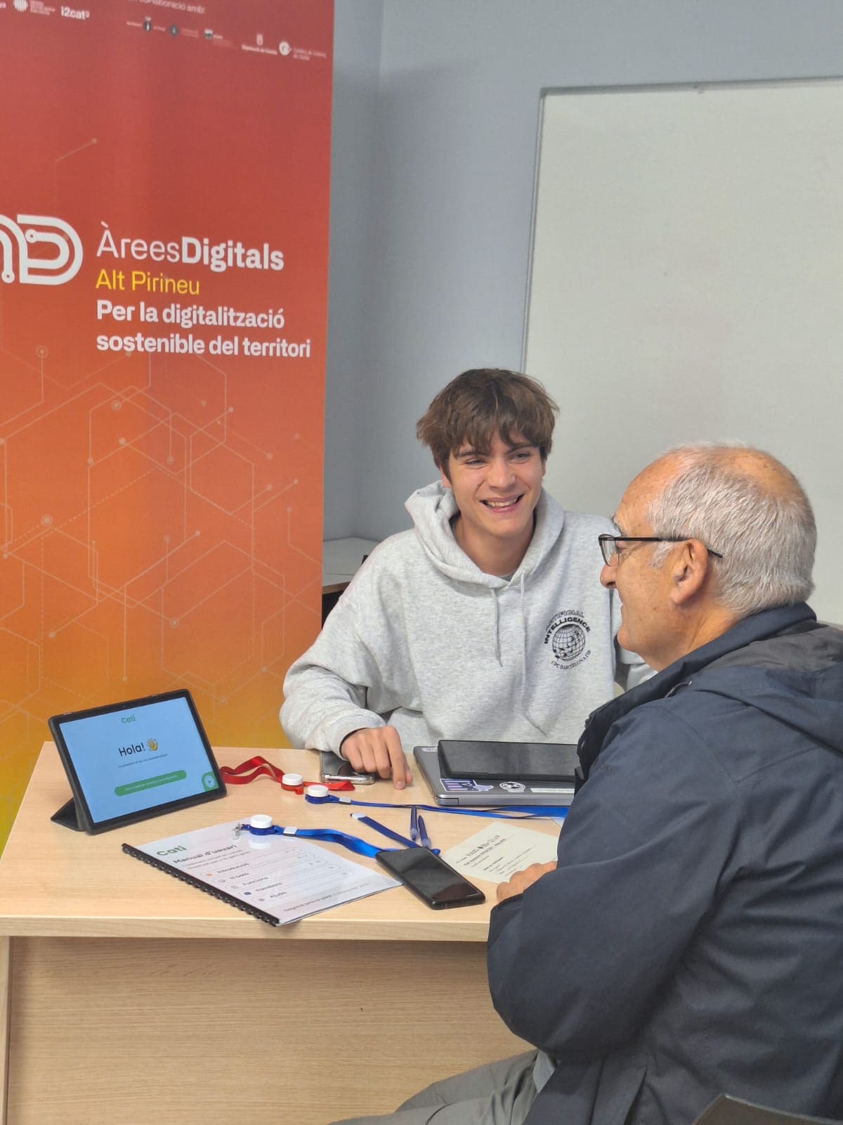 Entrega de la Cati a un dels participants de la segona prova pilot